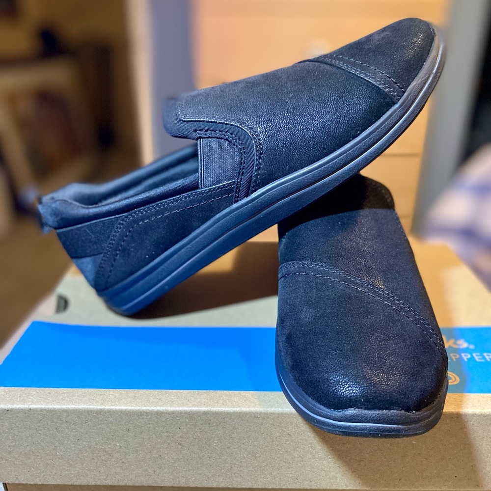 Women’s Clarks black  Slip-On Loafers